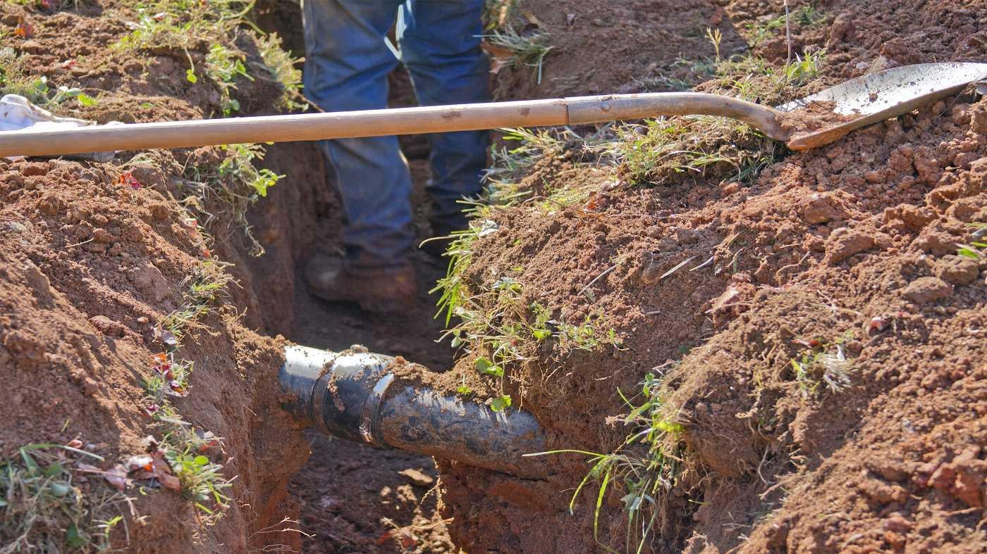 man digging safely